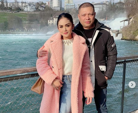 Pasangan Krisdayanti dan Raul Lemos liburan ke Swiss saat wabah corona. (Foto: Instagram @krisdayantilemos)