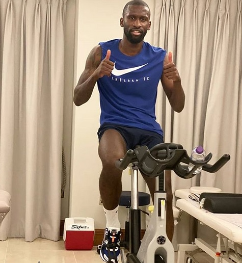 Antonio Rudiger saat berolahraga menggunakan sepeda statis. (Foto: @toniruediger)