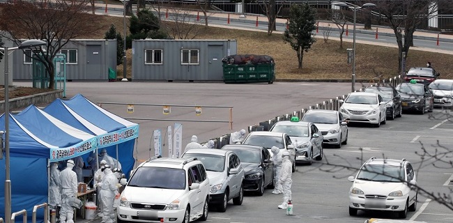 Drive-thru tes corona di Korea Selatan. (Foto: AFP) 