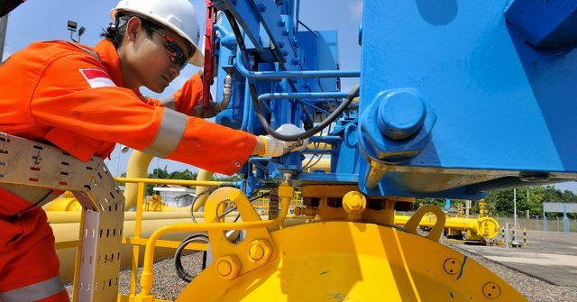 Petugas PGN sedang memeriksa pipa jaringan gas milik PGN. (Foto: PGN)