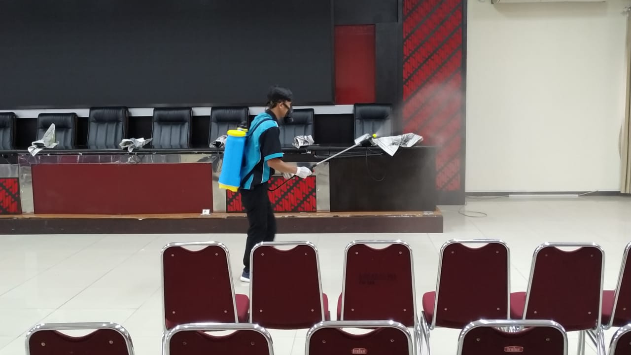 Proses penyemprotan disinfektan di Fakultas Hukum, Universitas Brawijaya. (Foto: Lalu Theo/Ngopibareng.id)