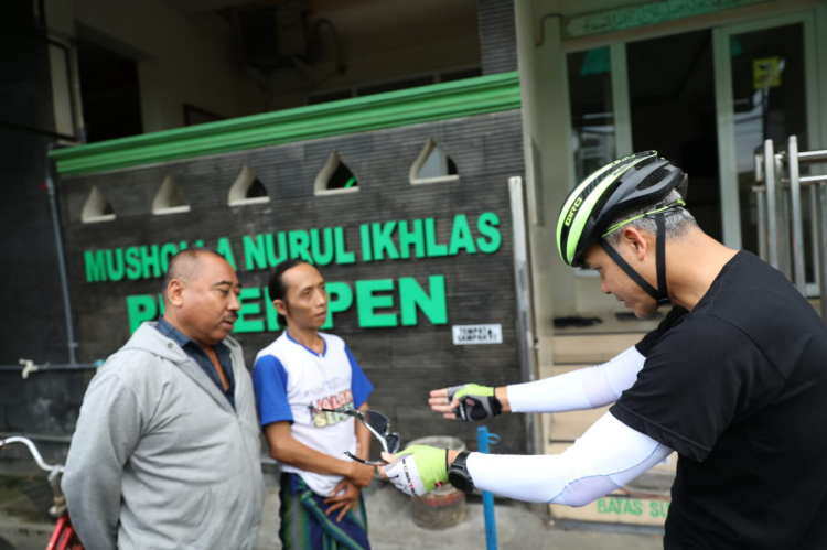 Gubernur Jawa Tengah Ganjar Pranowo saat mensosialisasikan pencegahan Corona. (Foto: Humas/Jawa Tengah)