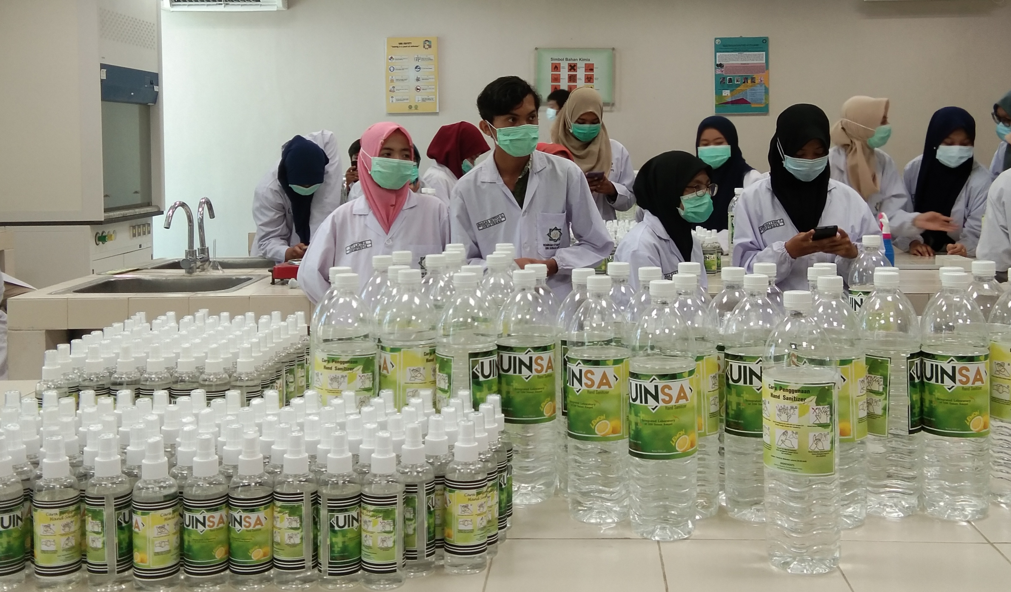 Selesai tahap labeling, hand sanitizer siap disebar. (Foto: Niam Kurniawan/Ngopibareng.id)