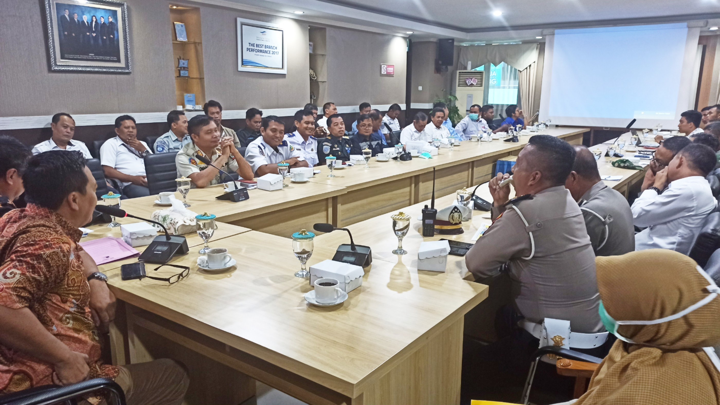 Rapat koordinasi persiapan penutupan pelabuhan penyeberangan Ketapang-Gilimanuk di ASDP Ketapang. (Foto: Hujaini/Ngopibareng.id)