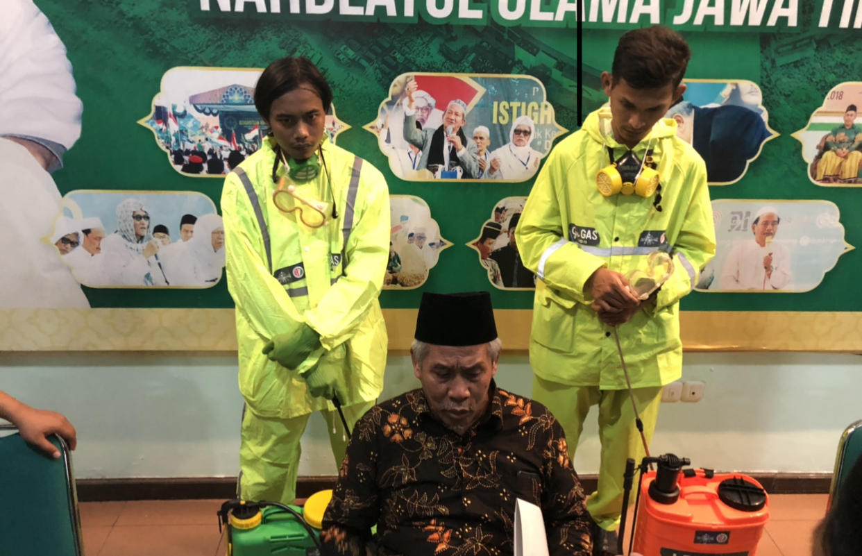 Ketua PWNU Jawa Timur, KH Marzuki Mustamar, di depan perwakilan Tim Gusgas untuk wabah corona. (Foto: Andhi Dwi/Ngopibareng.id)