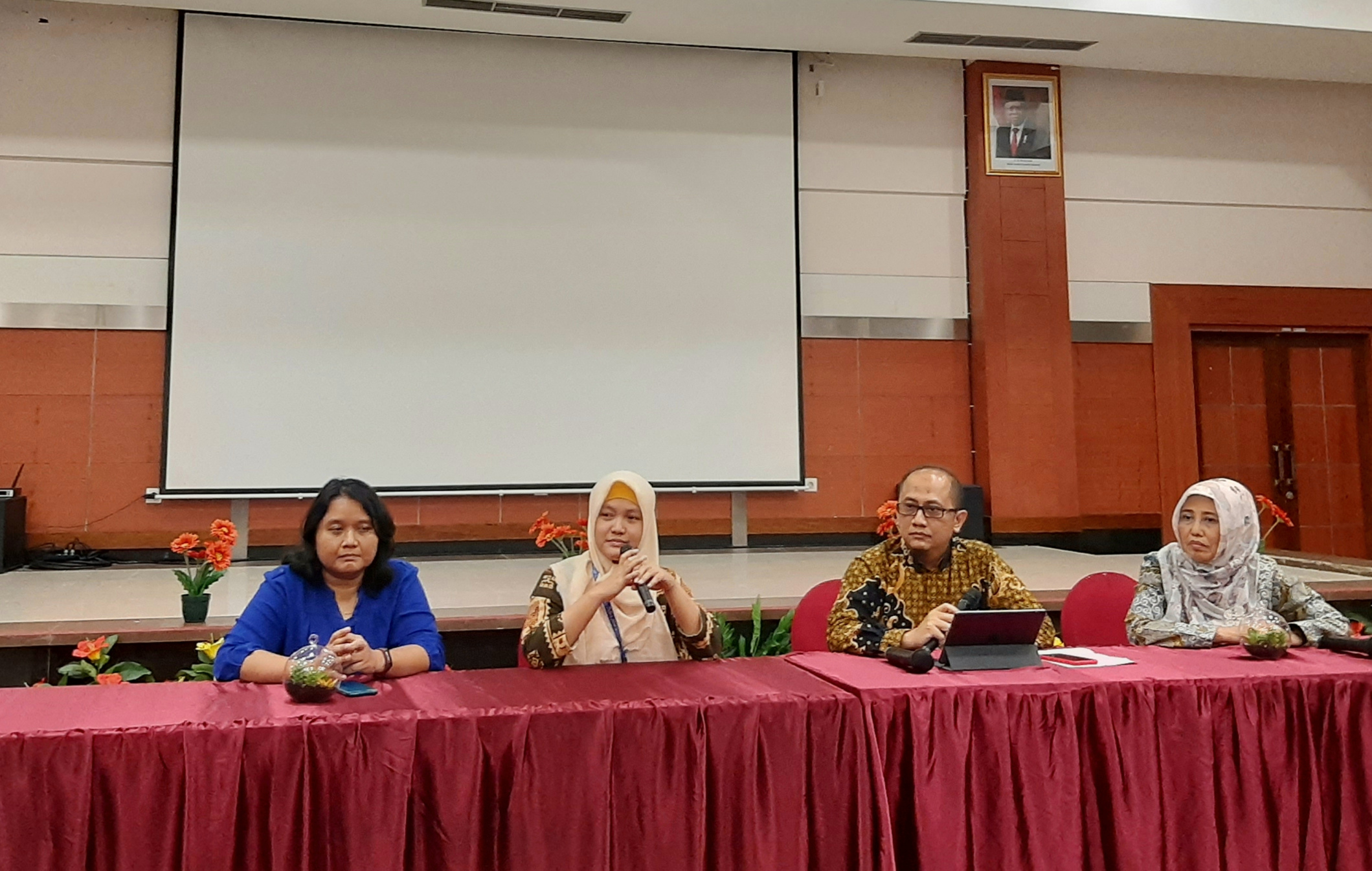 Manajer Pelayanan Medis RS Unair, Muhammad Ardian CL.,dr.,Sp.OG,M.Kes (baju batik) saat melakukan prescon bersama jajaran direksi lainnya. (Foto: Istimewa)