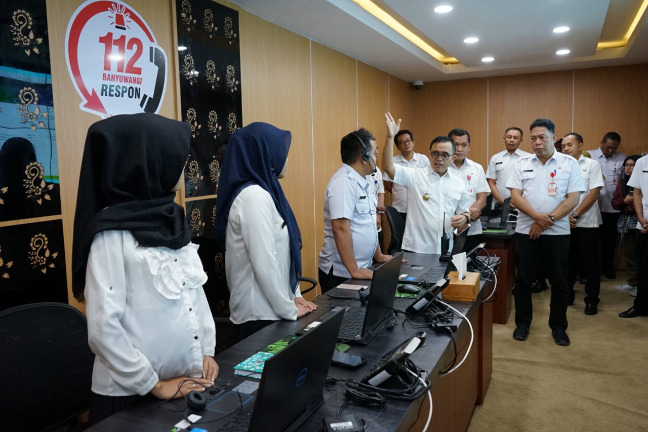 Bupati Banyuwangi Abdullah Azwar Anas meninjau ruangan call center 112. (Foto: Istimewa)