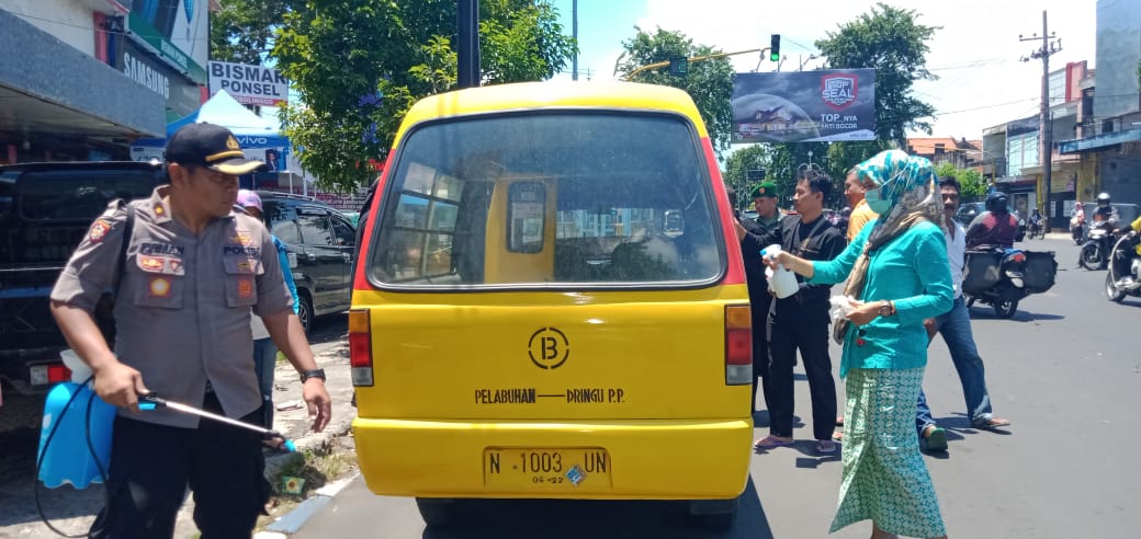 Untuk mencegah merebaknya Corona, angkutan kota (angkot) di Kota Probolinggo disemprot disinfektan. (foto: Ikhsan Mahmudi/ngopibareng/id)