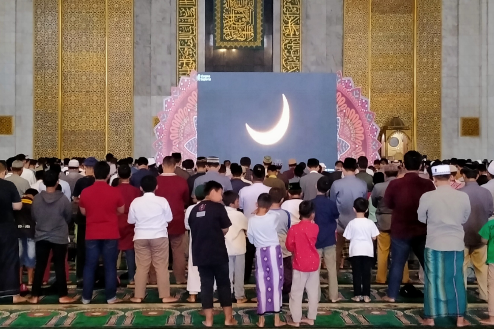 Pelaksanaan salat gerhana di Masjid Agung Al Akbar beberapa bulan lalu. (Foto: Fariz Yarbo/Ngopibareng.id)