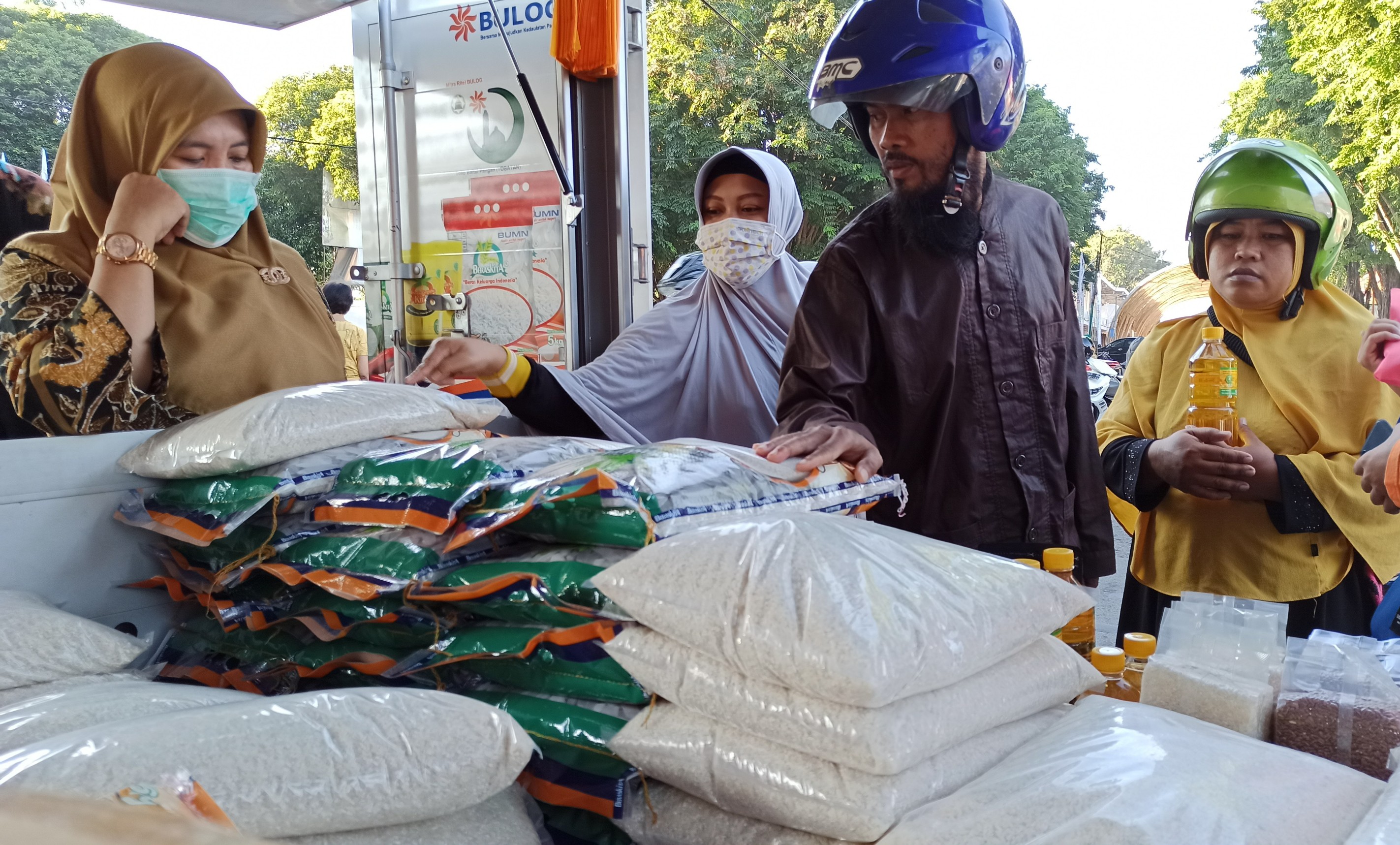 Warga menyerbu operasi pasar yang dilakukan Bulog bersama Dinas Koperasi Usaha Mikro dan Perdagangan Banyuwangi, Jawa Timur. (Foto: Muh Hujaini/Ngopibareng.id)