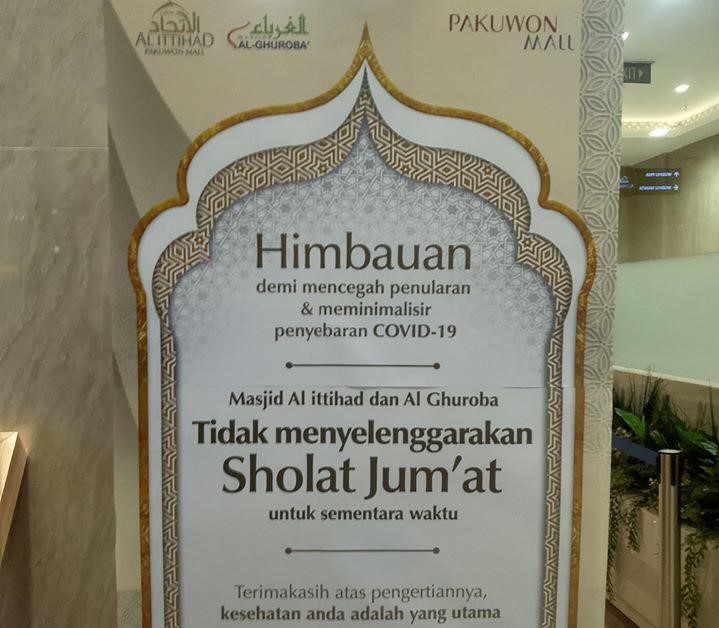 Pengumuman tak menyelenggarakan salat Jumat di Pakuwon Mall. (Foto:Istimewa)