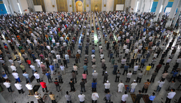 Dalam shaf salat, panitia salat Jumat Masjid Al Akbar Surabaya mengharuskan antar jemaah berjarak sekitar 1 meter. (foto : Erfan Hazransyah/Ngopibareng.id)