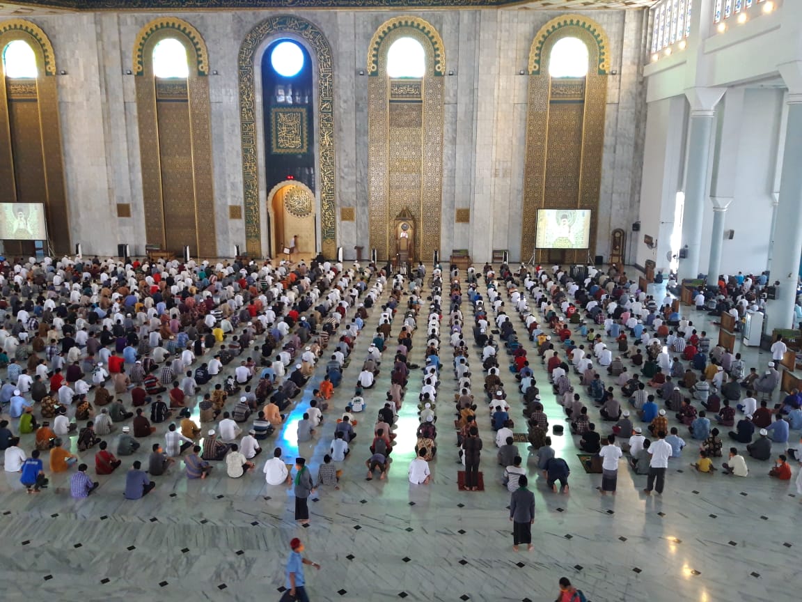 Tampak jamaah sholat jumat di masjid Al-Akbar (foto istimewa)