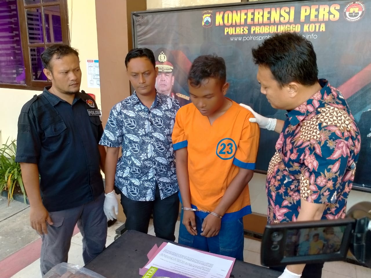 Ilham Andre Pratama tersangku kasus pemerkosaan saat gelar perkara di Mapolresta Probolinggo. (Foto: Ikhsan Mahmudi/Ngopibareng.id)