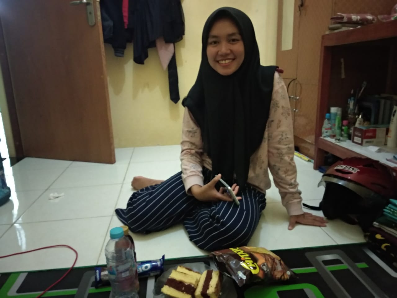 Pramesti Ardita Cahyani di dalam kamar kosnya. (Foto: Rizqi Mutqiyyah/Ngopibareng.id)