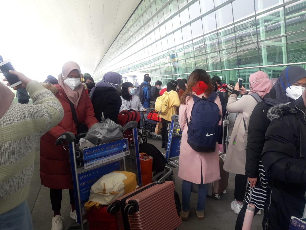 Pramesti saat dievakuasi di Bandara Wuhan, Tianhe, China. (Foto: Dok. Pribadi Pramesti/Ngopibareng.id)