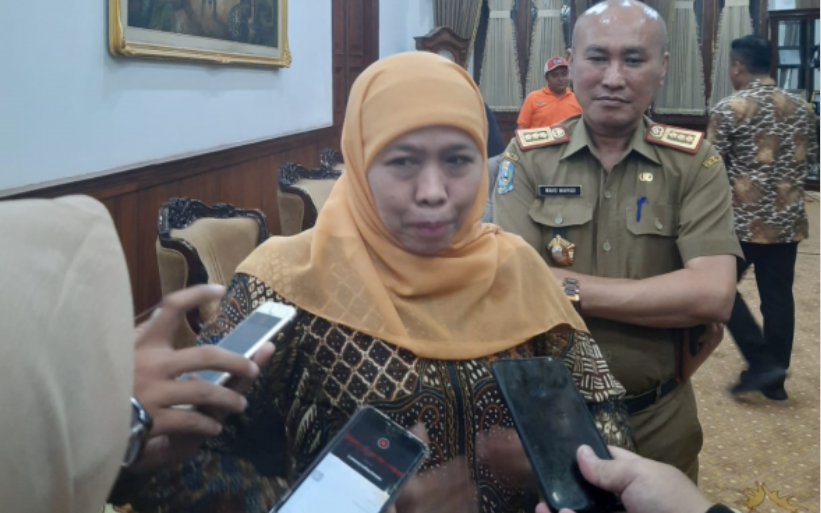 Gubernur Jawa Timur Khofifah Indar Parawansa saat berbincang dengan awak media di Gedung Negara Grahadi. (Foto: Alief Sambogo/Ngopibareng.id)