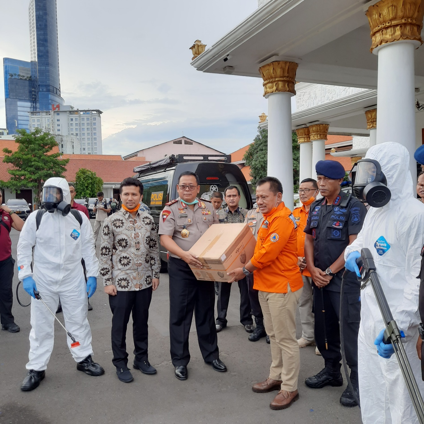 Wakil Gubernur Jawa Timur Emil E. Dardak saat menerima bantuan personel dari Polda Jawa Timur. (Foto: Alief Sambogo/Ngopibareng.id)