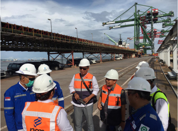 Di tengah kondisi penyebaran covid-19, Direktur Infrastruktur dan Teknologi PGN, Redy Ferryanto, meninjau proyek Terminal LNG Teluk Lamong untuk memastikan kesiapan proyek tersebut, 19 Maret 2020. Proyek terminal LNG Teluk Lamong sudah hampir rampung dan akan dijadwalkan untuk uji coba di bulan Mei mendatang. (Foto: PGN)