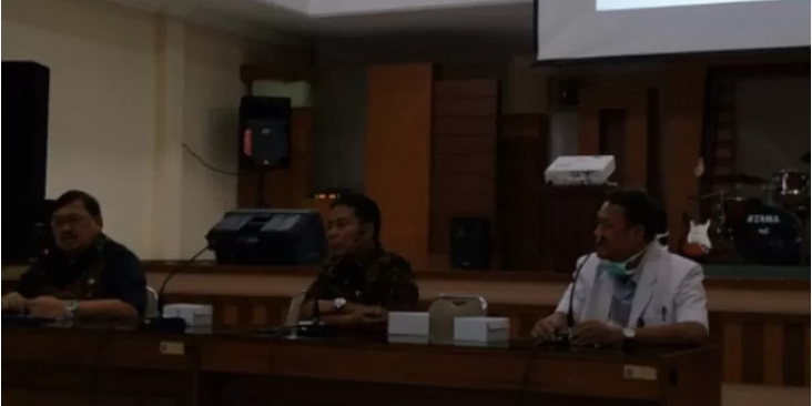  Tim Penanganan COVID-19 RSUD dr Soedono Madiun menggelar konferensi pers di RSUD setempat, Jumat 20 Maret 2020. (Foto: Antara)