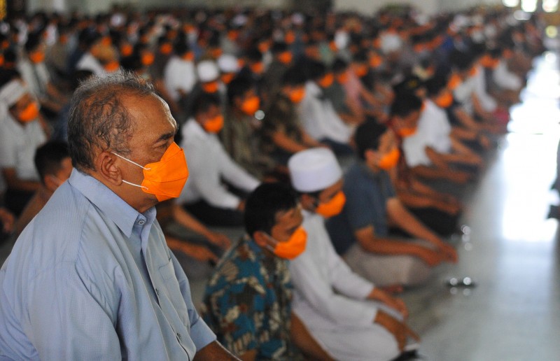 Menggunakan masker. Jemaah Salat Jumat di Masjid Al-Akbar Surabaya. (Foto: Dok/Ngopibareng.id)