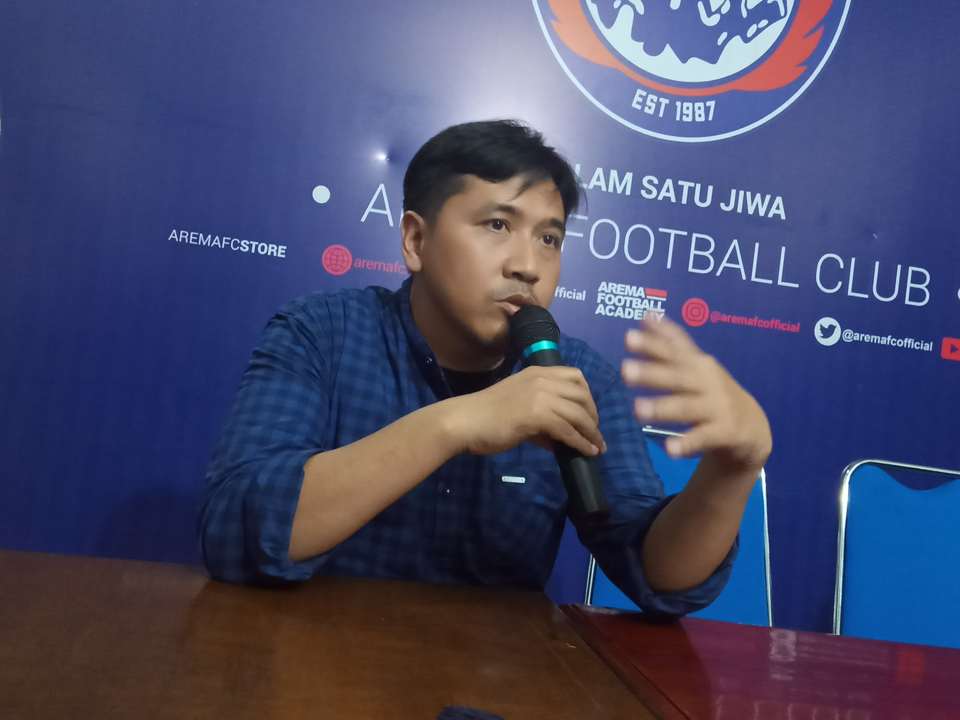 Media Officer Arema FC, Sudarmaji saat berada di Kantor Arema FC. (Foto: Lalu Theo/Ngopibareng.id)