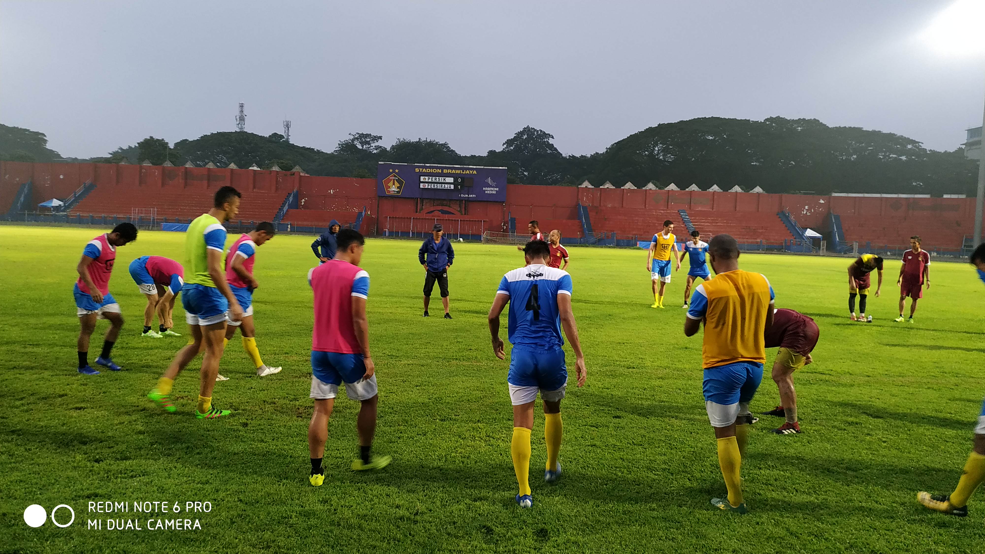 Pemain Persik Kediri menggelar latihan happy game (Fendi Plesmana/Ngopibareng.id)