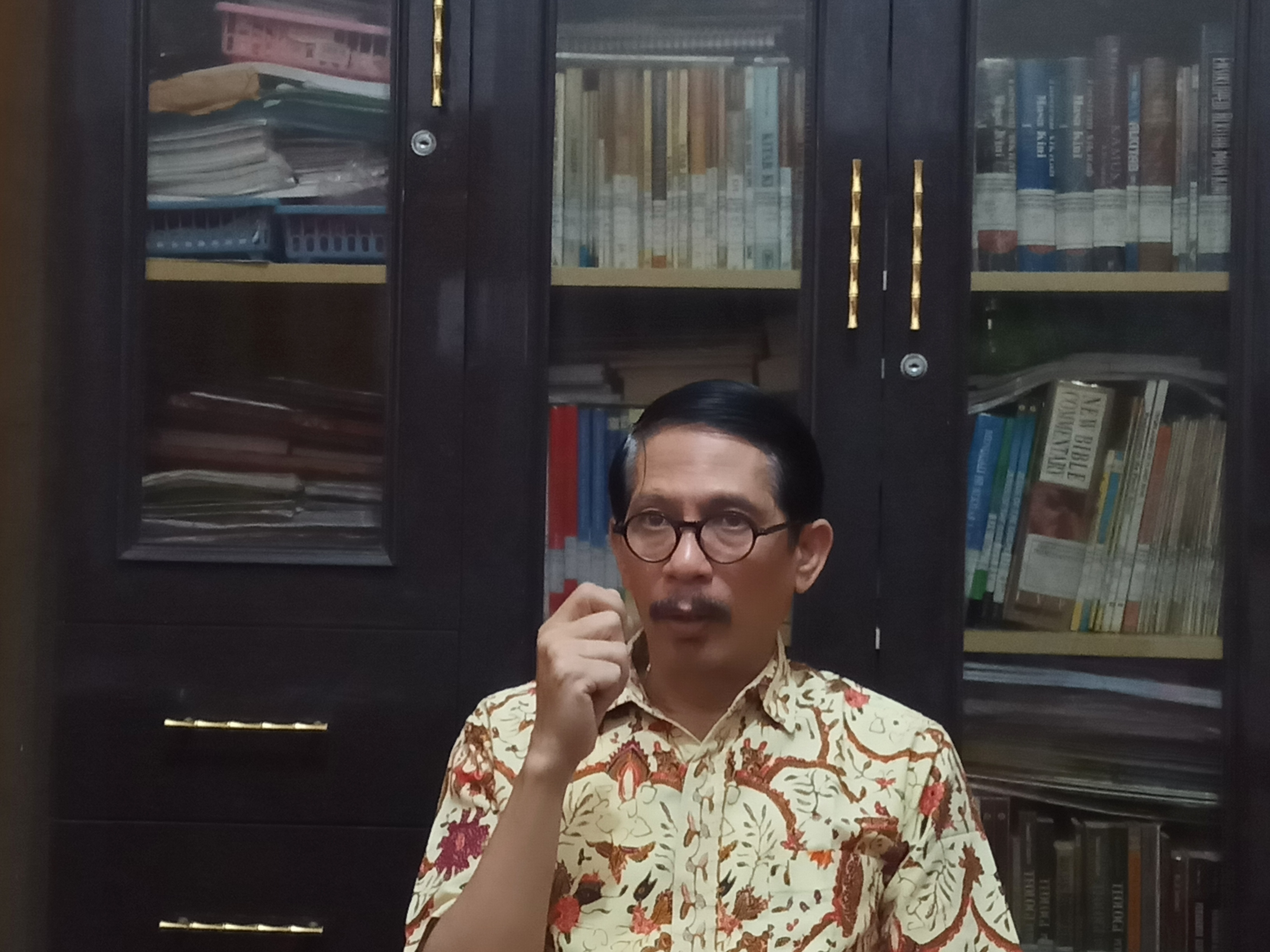 Ketua majelis jemaat GPIB Immanuel Malang, Pendeta Richard Agung Sutjahjono saat ditemui di GPIB Immanuel. (Foto: Lalu Theo/Ngopibareng.id)