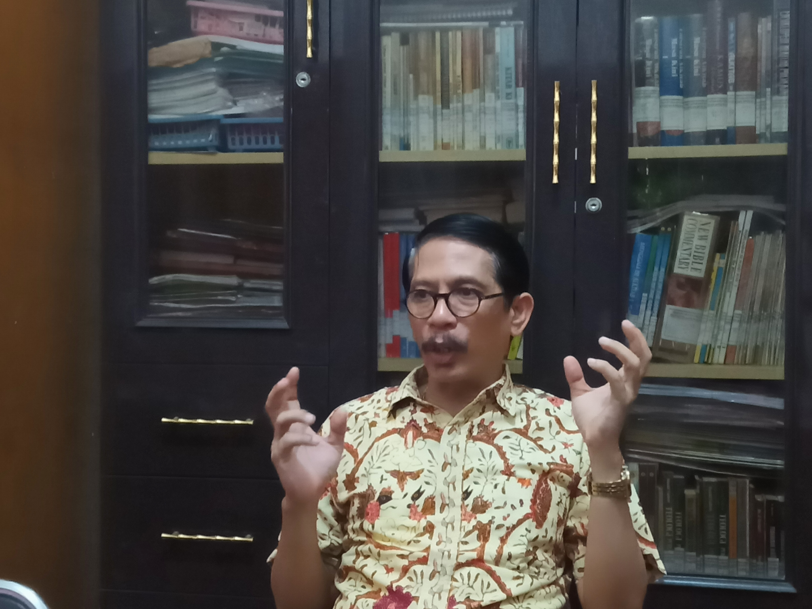 Ketua Majelis Jemaat Gereja Protestan Indonesia Barat (GPIB) Immanuel, Kota Malang, Pendeta Richard Agung Sutjahjono saat ditemui di GPIB Immanuel Malang (Foto: Lalu Theo/Ngopibareng.id) 