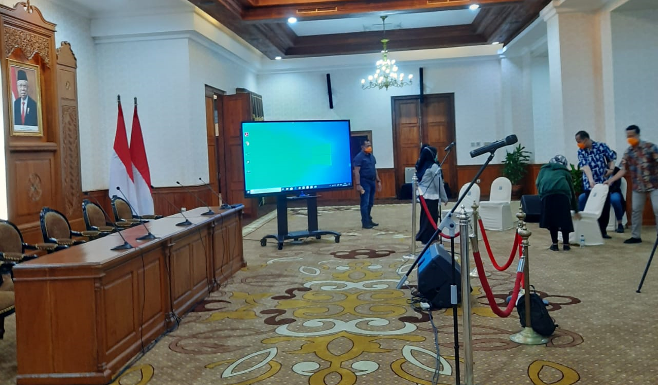 Konferensi pers di Gedung Negara Grahadi sekarang dibuat jarak antara wartawan dengan narasumber. (Foto: Alief Sambogo/Ngopibareng.id)