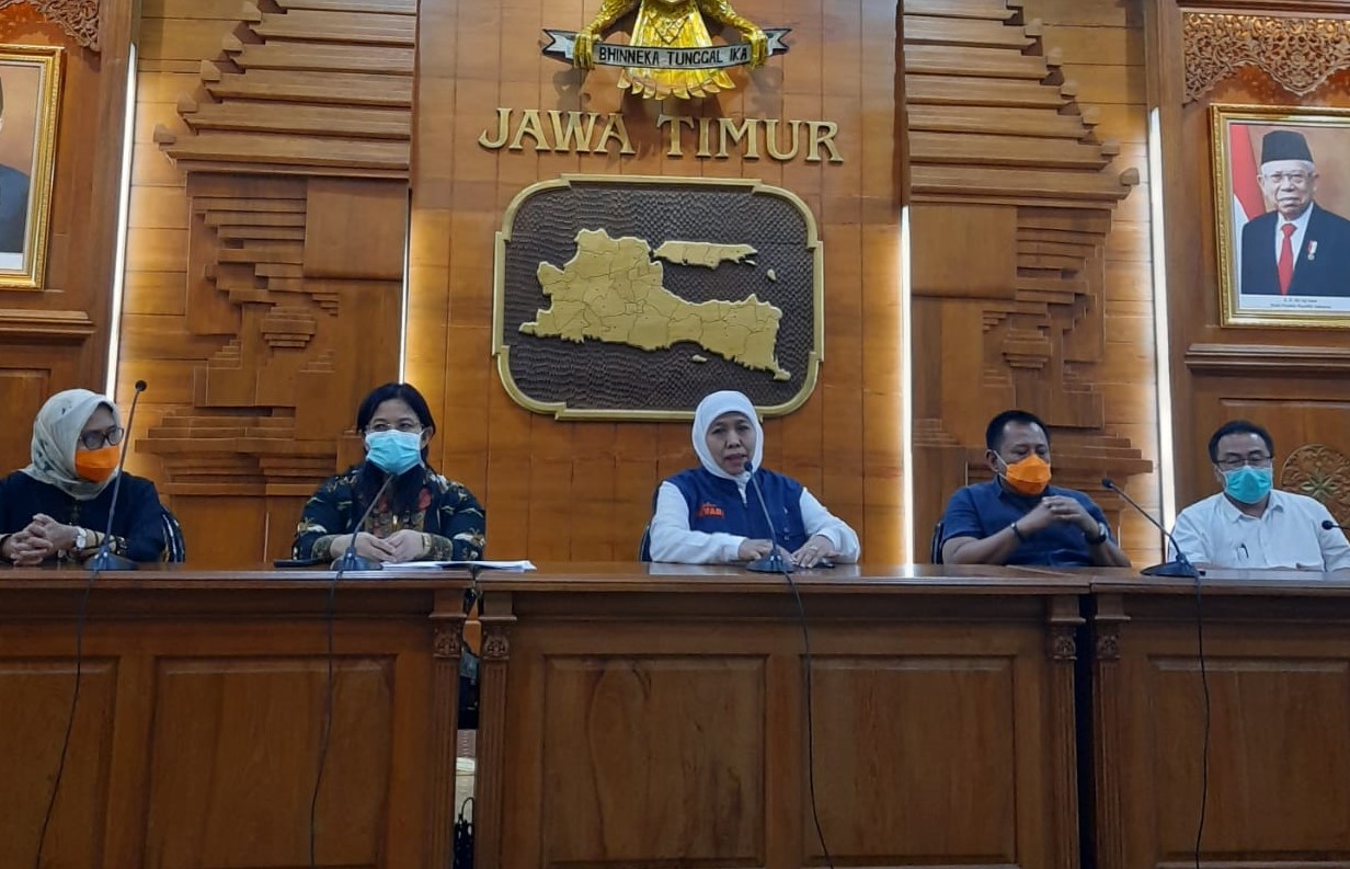 Gubernur Jawa Timur dalam konferensi pers tentang perkembangan Covid-19 di Jatim, Sabtu, 21 Maret 2020. (Foto: Alief Sambogo/Ngopibareng.id)