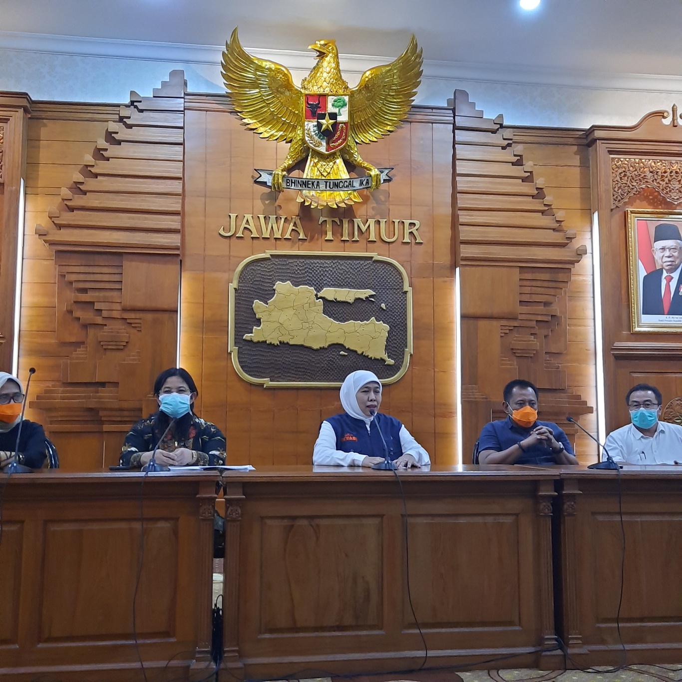 Gubernur Jawa Timur Khofifah Indar Parawansa, saat melakukan konferensi pers di Gedung Negara Grahadi. (Foto: Alief/ngopibareng.id)