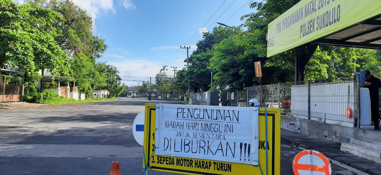 Pengumuman libur dari Gereja Bethany Nginden, Surabaya, di depan pintu gerbang, Minggu 22 Maret 2020. (Foto: Istimewa)