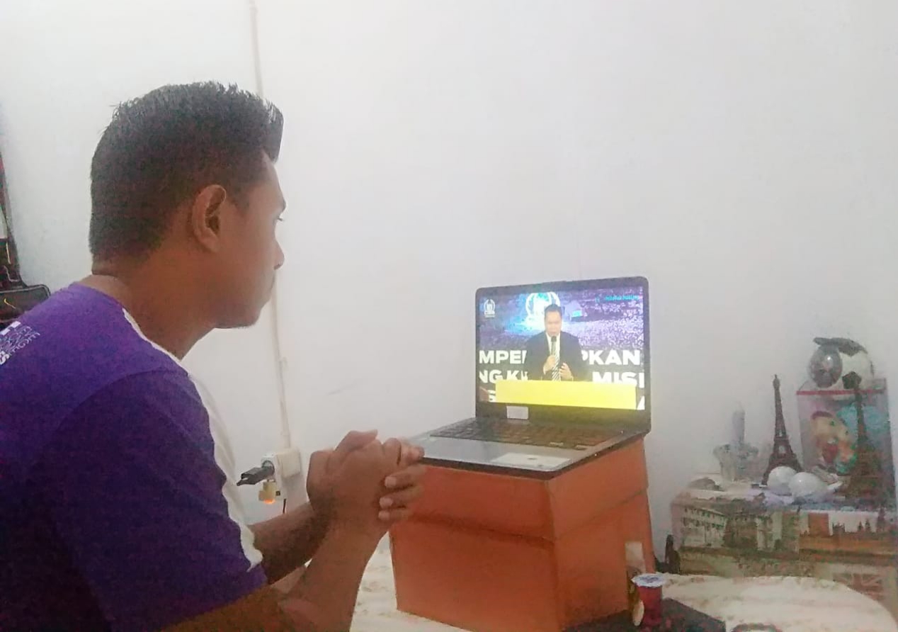 Daniel melakukan ibadah di rumah dengan live streaming. (Foto: Istimewa)