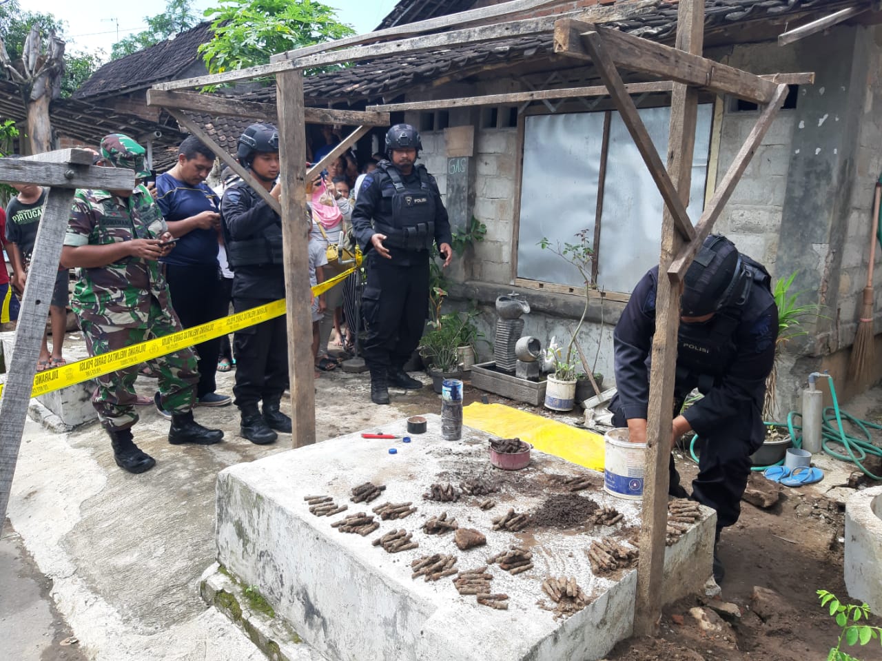 Tim Jihandak Polda Jatim evakuasi temuan amunisi dan granat. (Foto: Istimewa)