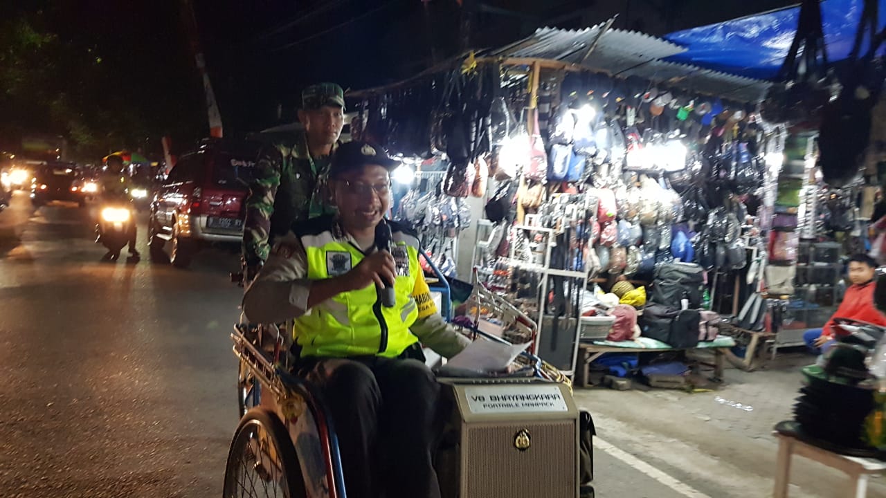 Babinsa dan Bahabinkamtibmas di wilayah Rogojampi melakukan sosialisasi cara mencegah penyebaran Covid-19 dengan mengayuh becak (foto:istimewa)