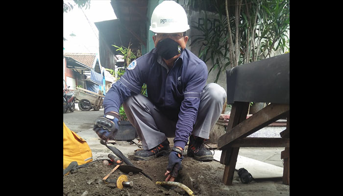 Petugas PT. PGN tetap merespon laporan pelanggan di tengah pandemi virus corona. (Foto: PGN)