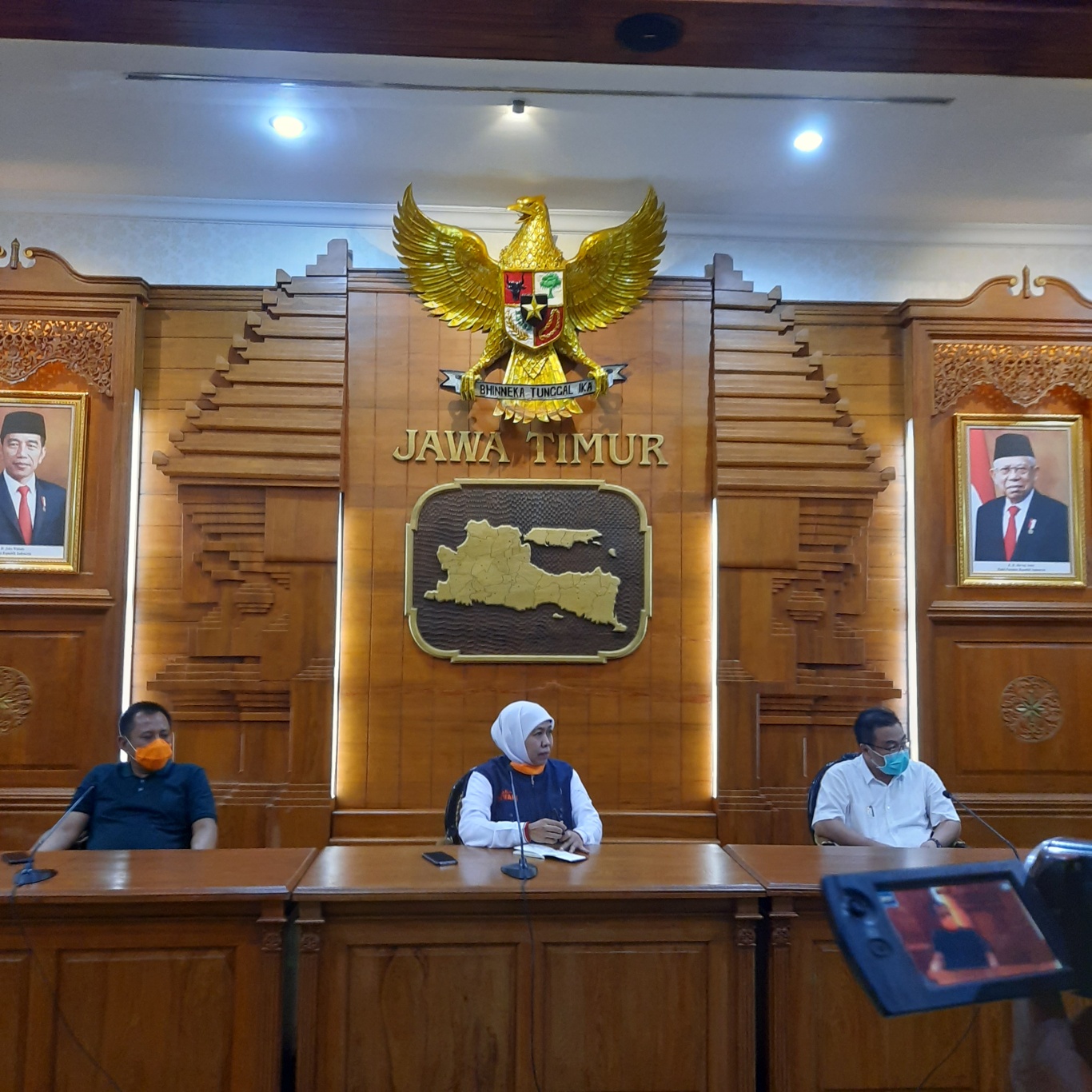 Gubernur Jawa Timur Khofifah Indar Parawansa saat memberikan keterangan di konferensi pers. (Foto: Alief Sambogo/Ngopibareng.id)