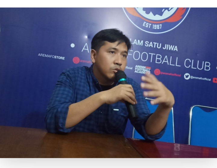 Media Officer Arema FC, Sudarmaji saat berada di kantor Arema FC (Foto: Lalu Theo/Ngopibareng.id)