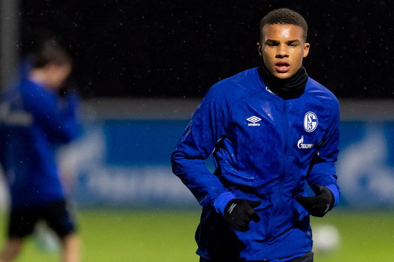 Bek muda Schalke Malick Thiaw. (Foto: Mirror.co.uk)