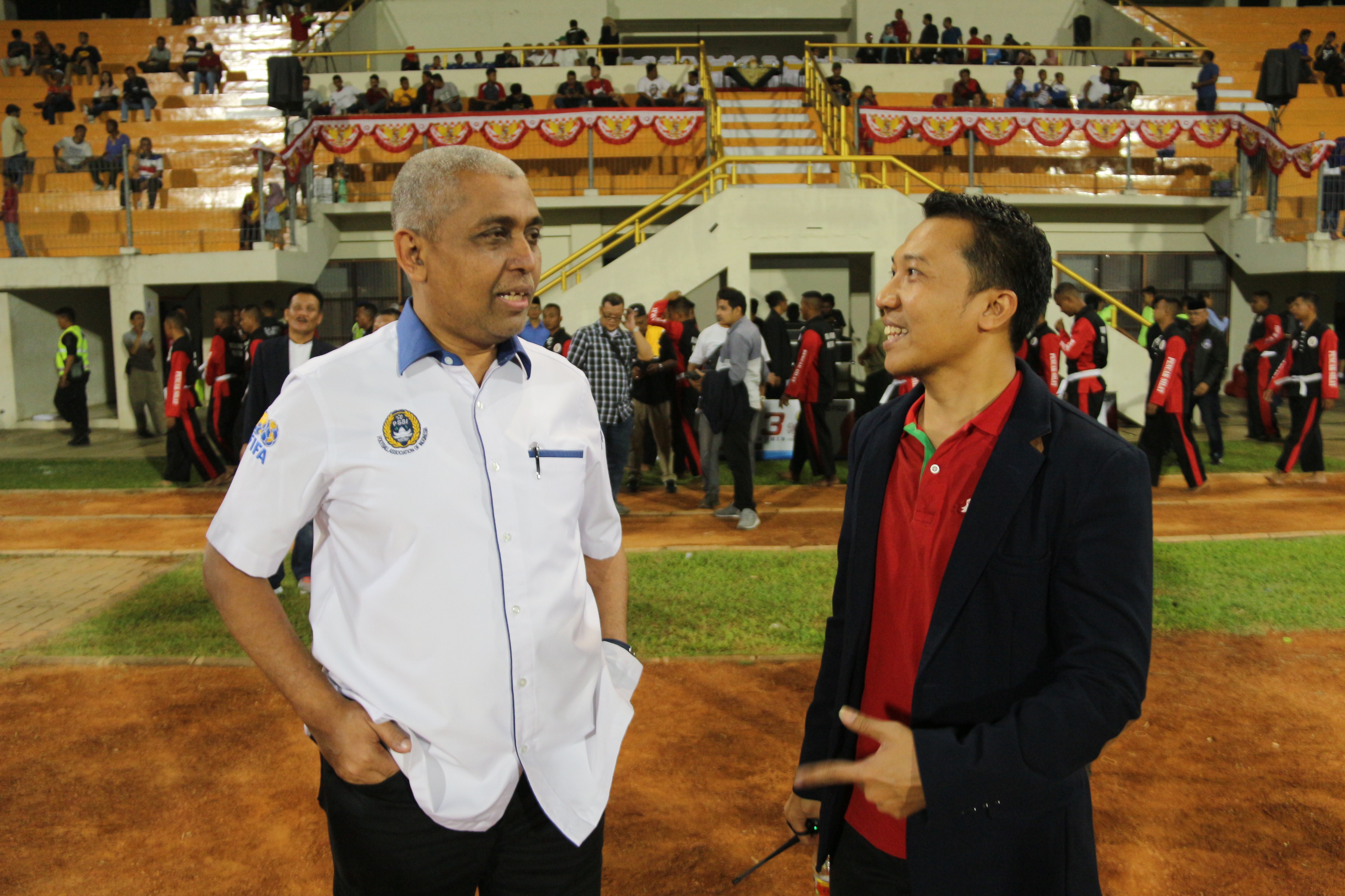 Ketua PSSI Jatim, Ahmad Riyadh UB (kiri) bersama Sekretaris PSSI Jatim, Amir Burhanuddin.  (Foto: Fariz Yarbo/Ngopibareng.id)