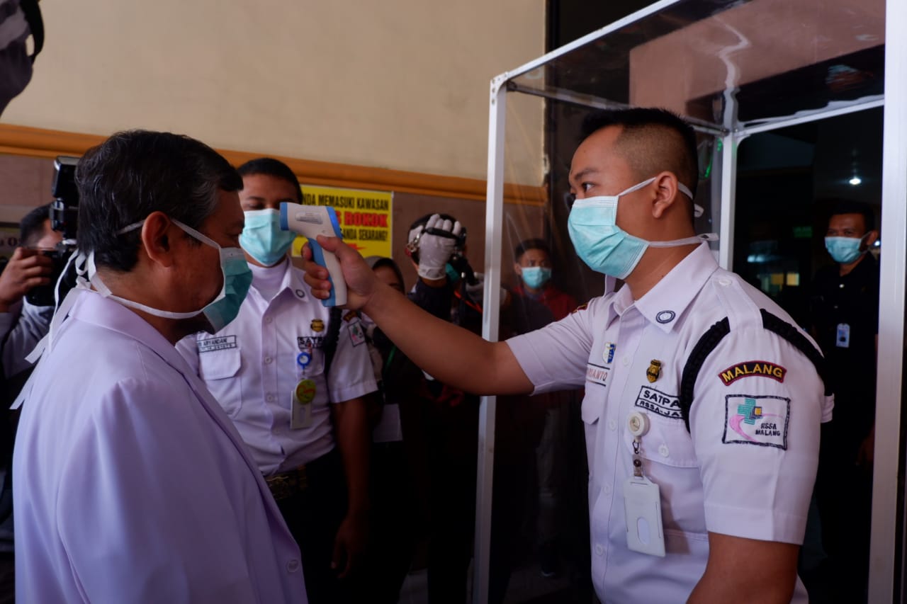 Direktur RSSA Kota Malang, dr Kohar Hari Santoso saat hendak memasuki RSSA Kota Malang (Foto: Lalu Theo/Ngopibareng.id)