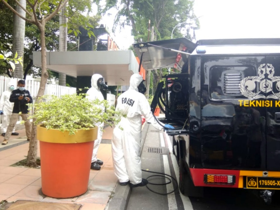 Tim KBR menyiapkan alat yang digunakan untuk menyemprot disinfektan jalan protokol di Surabaya. (Foto: Istimewa)