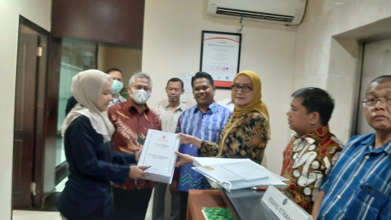 Evi Novida bersama beberapa Komisioner KPU RI mendatangi kantor DKPP. (Foto: Istimewa)