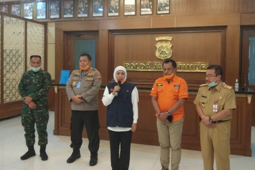 Gubernur Jatim, Khofifah Indar Parawansa usai mengikuti teleconference di Mapolda Jatim, Surabaya, Senin 23 Maret 2020. (Foto: Humas Polda Jatim)