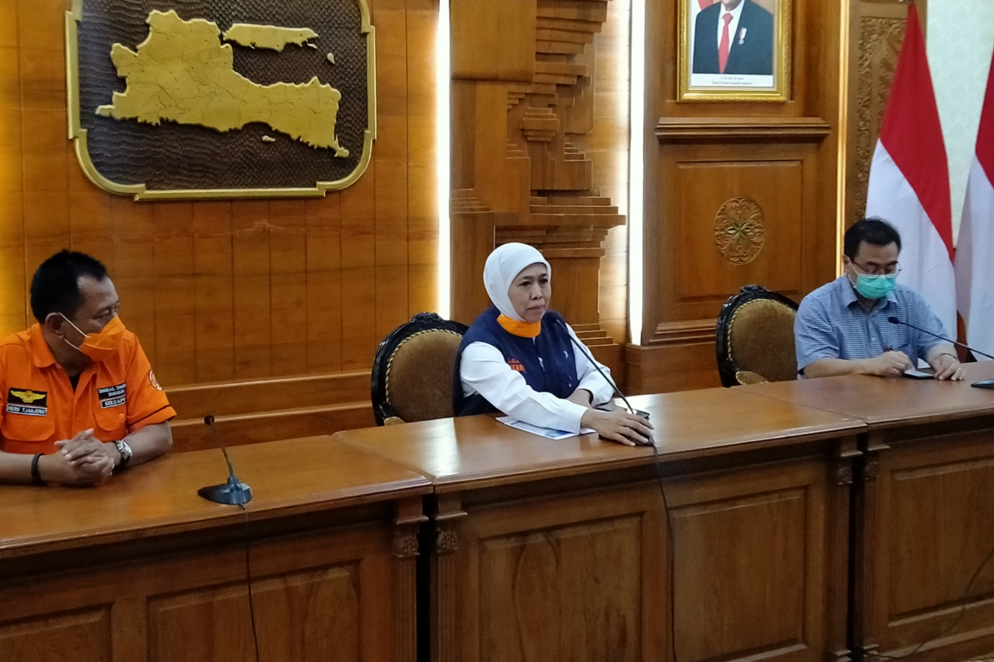 Gubernur Jatim, Khofifah Indar Parawansa (tengah) saat menyampaikan update penyebaran virus corona di Gedung Negara Grahadi, Surabaya, Senin 23 Maret 2020. (Foto: Fariz Yarbo/Ngopibareng.id)