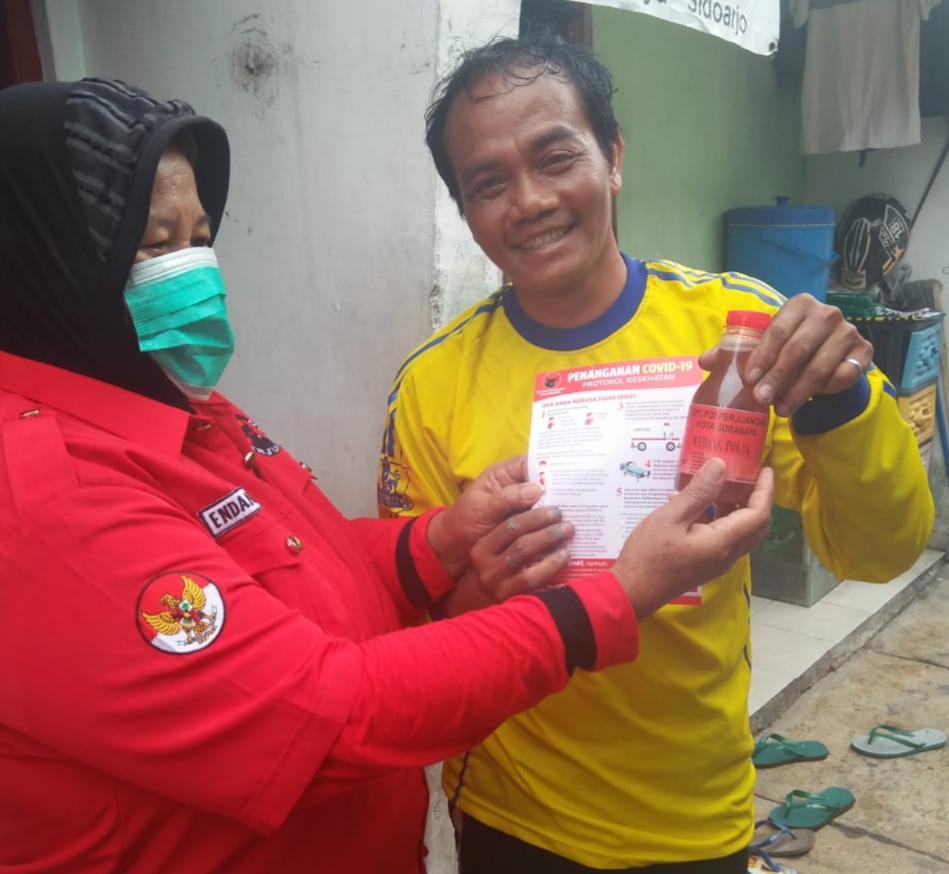 Pembagian minuman rempah oleh PDI Perjuangan Kota Surabaya. (Foto: Adi Sutarwijono/ngopibareng.id)