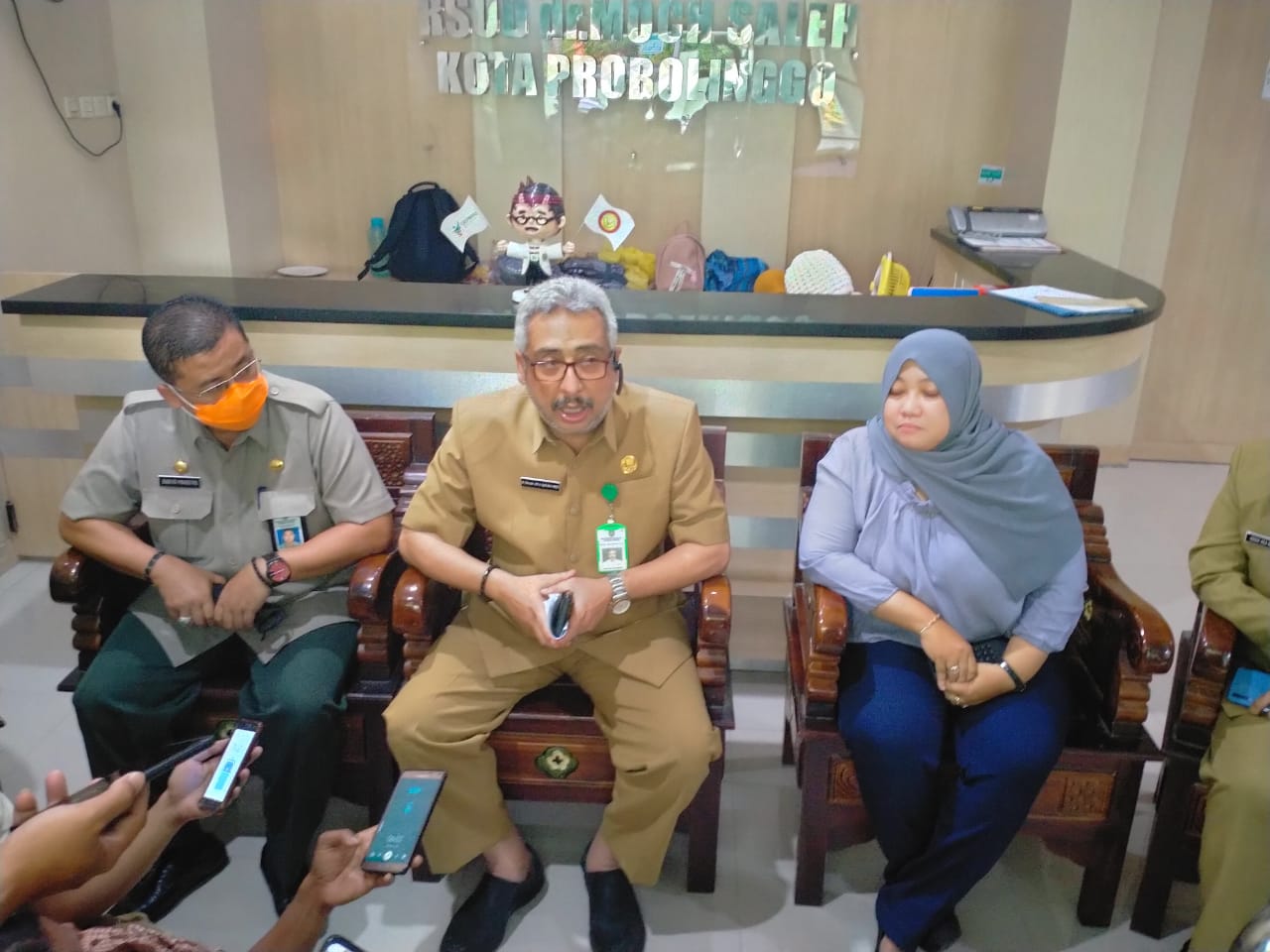 Jubir Satgas Penanggulangan Bencana Non Alam dan Percepatan Penanganan Covid-19 Kota Probolinggo, dr Abraar HS Kuddah, SpB (tengah). (Foto: Ikhsan Mahmudi/Ngopibareng.id)