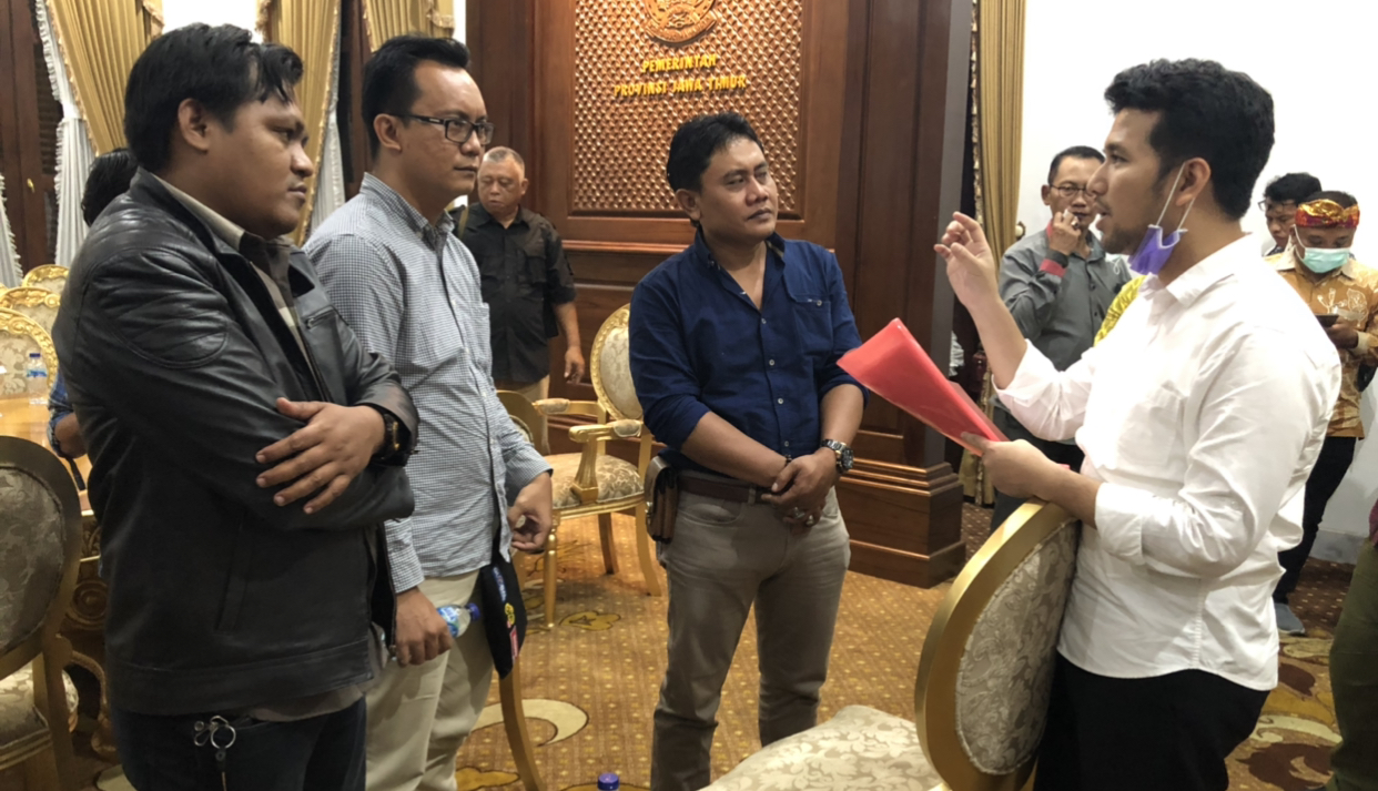 Perwakilan Getol Jatim, ketika bertemu dengan Wakil Gubernur Emil Dardak di Gedung Negara Grahadi kemarin, 23 Maret 2020. (Foto: Andhi Dwi/Ngopibareng.id)