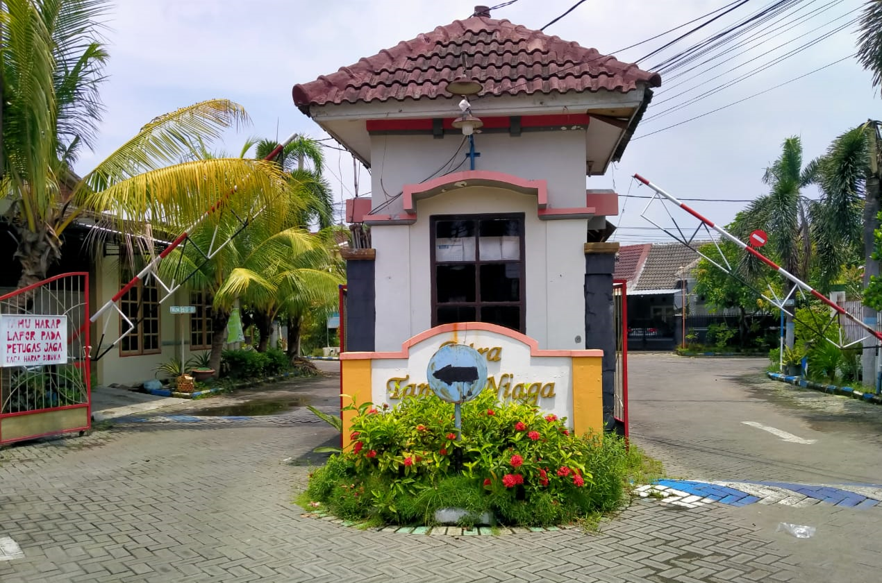 Tampak depan perumahan yang sepi. (Foto: Fariz Yarbo/Ngopibareng.id)